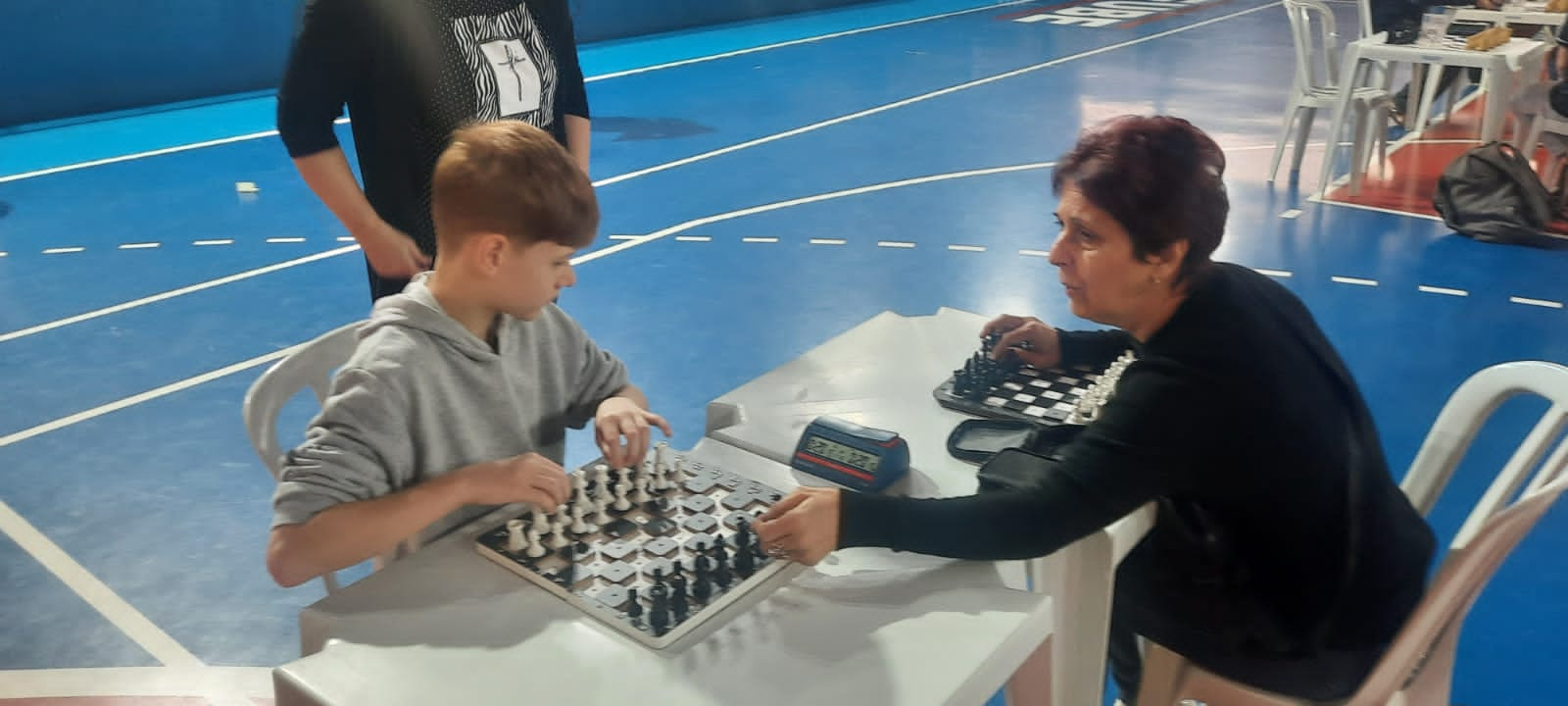 Dois enxadristas, Jussara e Augusto, realizando uma partida, em São João Batista.